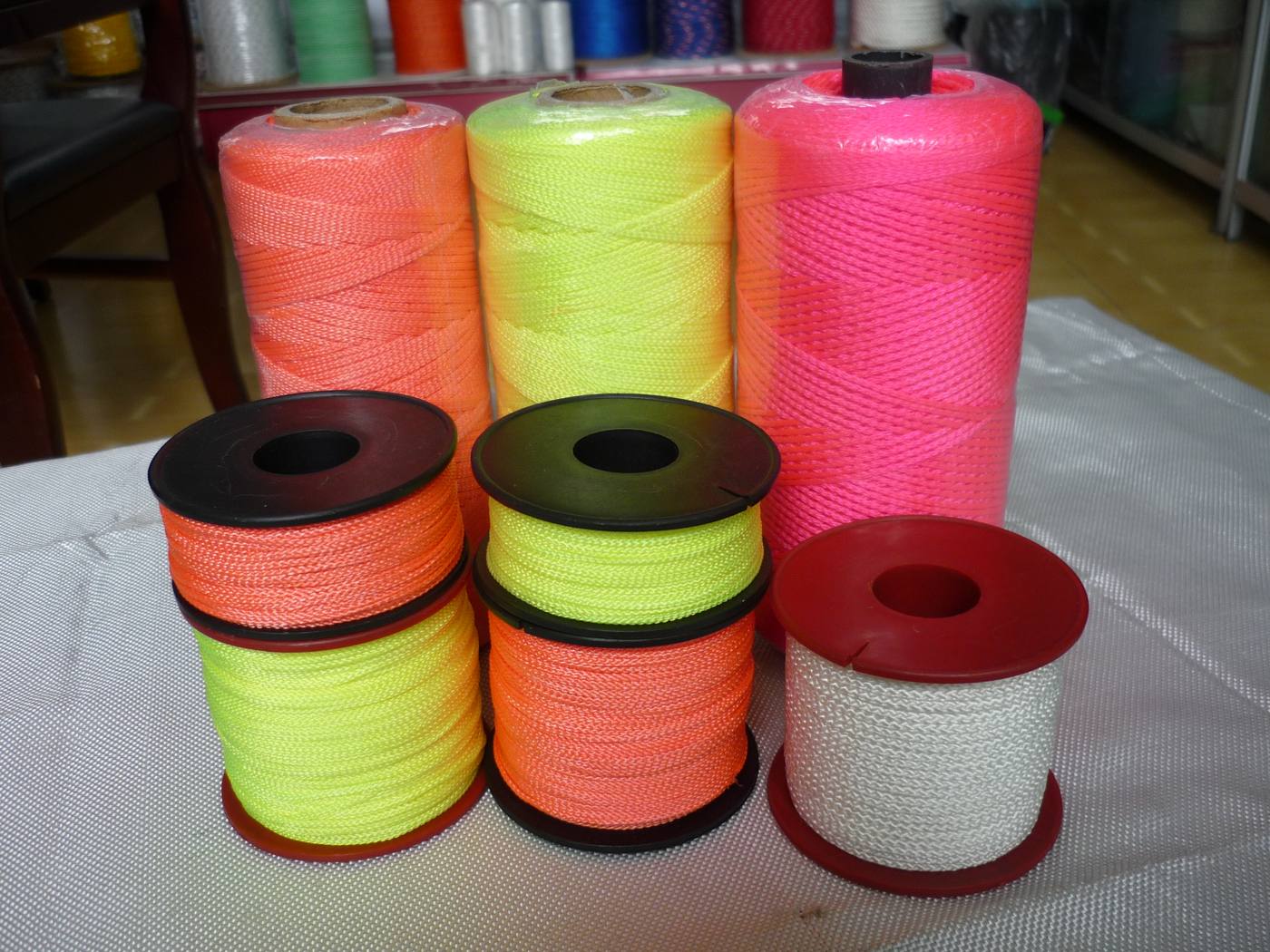 Polypropylene split-film packing twine on small transparent spools, four colors